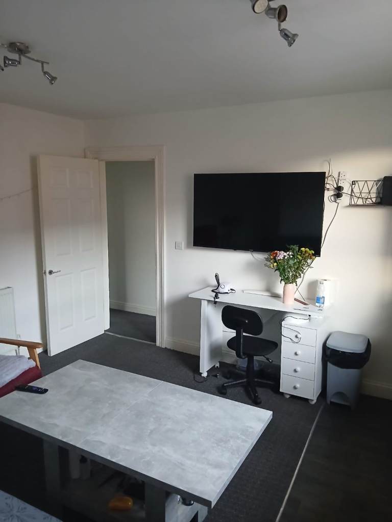 Unique 2-Bedroom Flat | Ideal for Professionals or Small Families | LS12 | Available Now