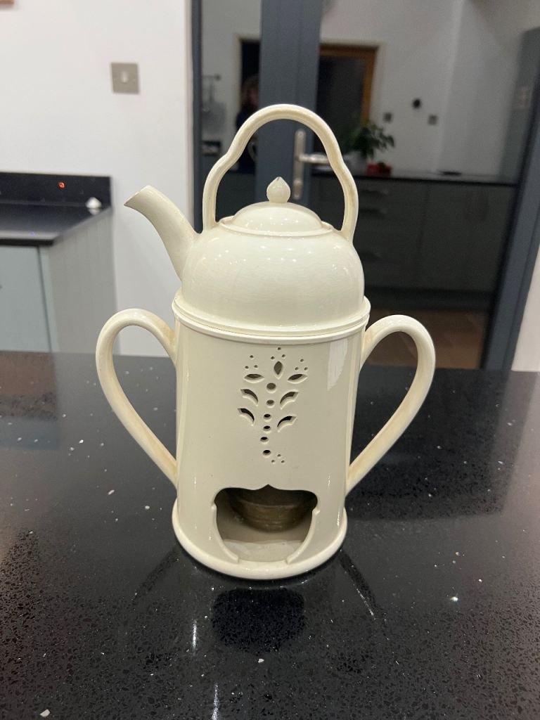 Antique Wedgwood creamware veilleuse, dating 19th century.