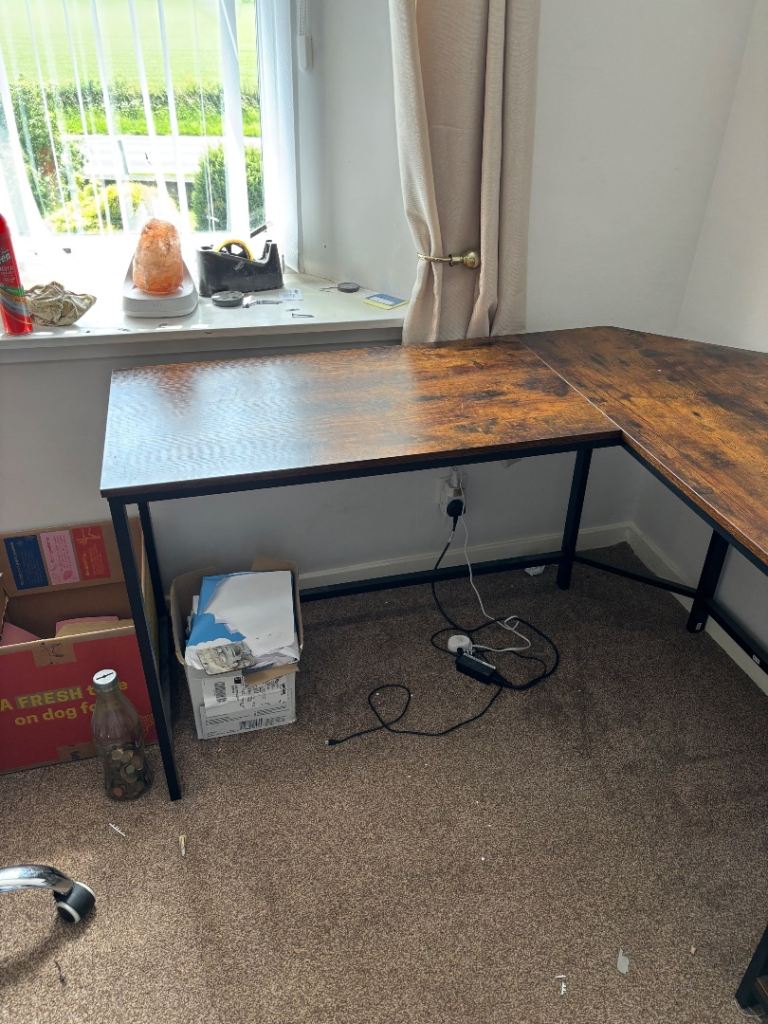 Corner desk