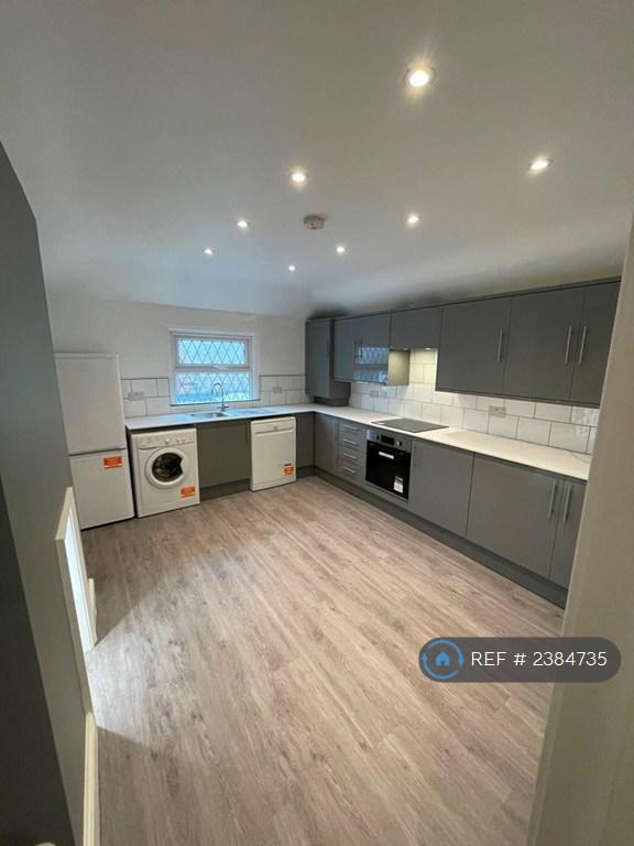3 bedroom flat in Weir Road, London, SW12 (3 bed) (#2384735)