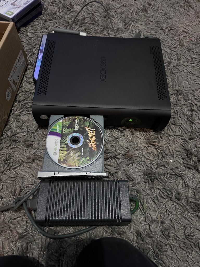 Xbox 360 Kinect 2 controllers 8 games bundle 