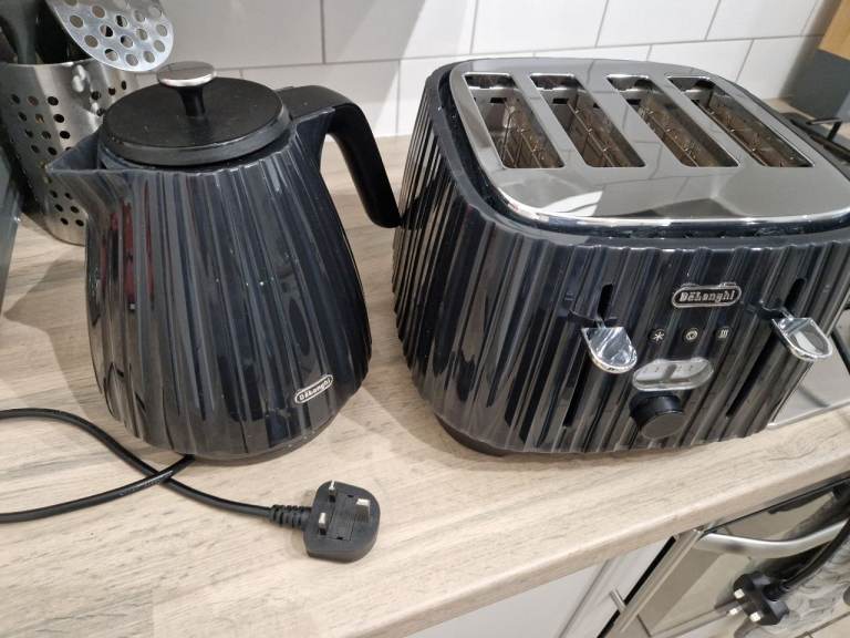 Delonghi kettle and toaster black