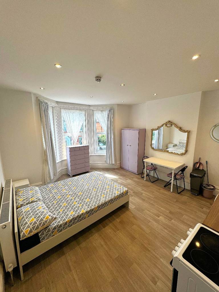 Lovely sunny Studio Flat to let in the Winton area near Charminster High Street
