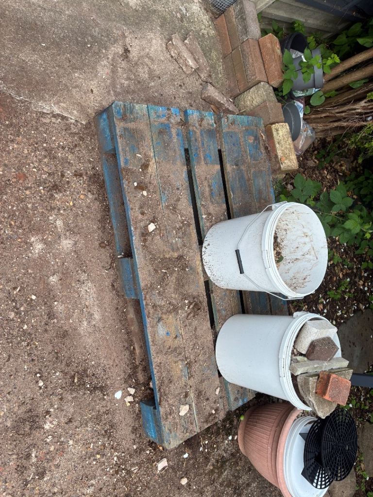 2 pallets £5 for both