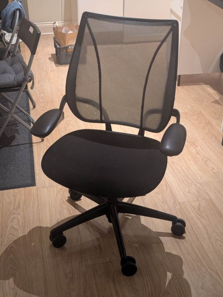 Black Ergonomic Mesh Office Chair – Good Condition