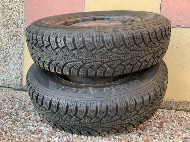 2 nearly new winter tyres 