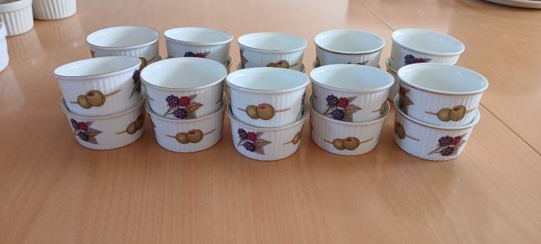 20 Ramekins - fruit design with gold rim