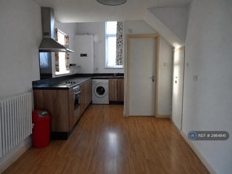 1 bedroom flat in Nottingham Road, Loughborough, LE11 (1 bed) (#2984841)