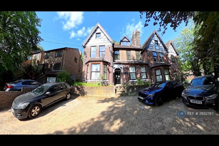 1 bedroom flat in Woodland Court, Luton, LU2 (1 bed) (#2932787)