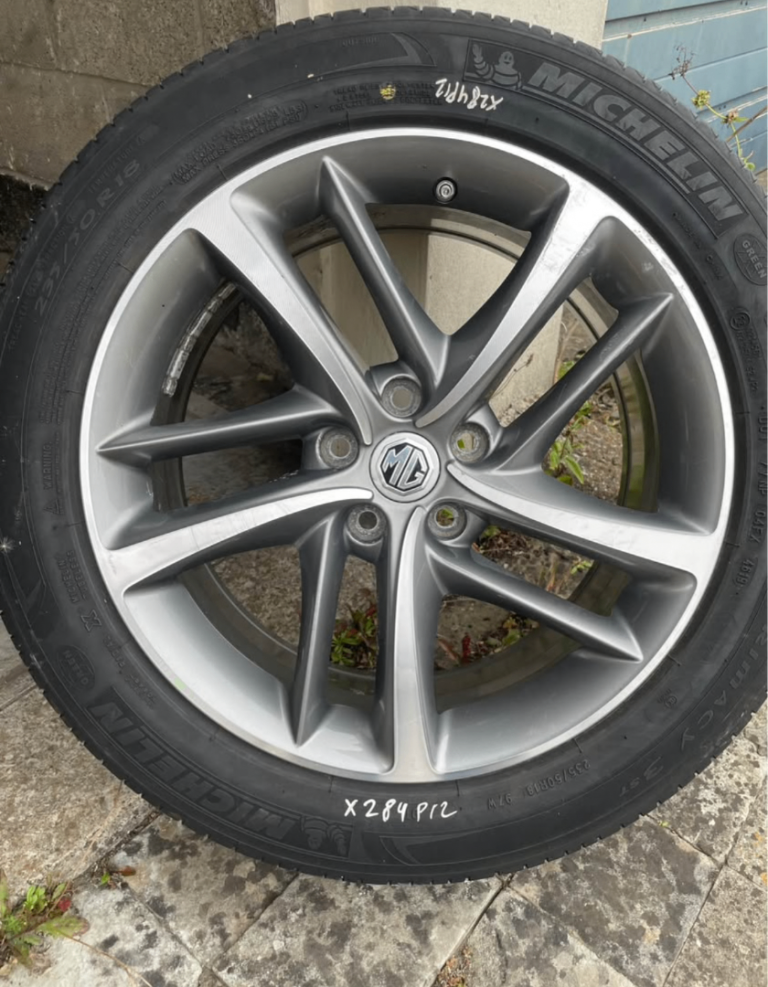 MG HS Alloy wheel and tyre