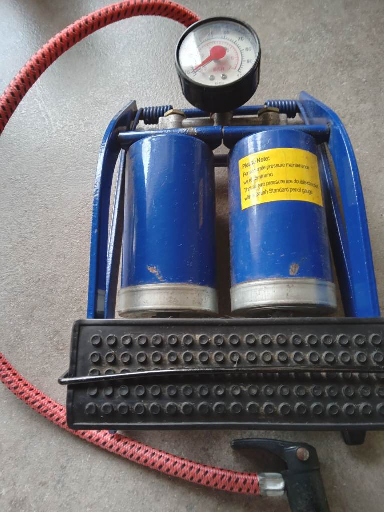 Tyre foot pump