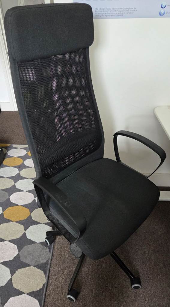 Black Office Chair – Good Condition, Mesh Back