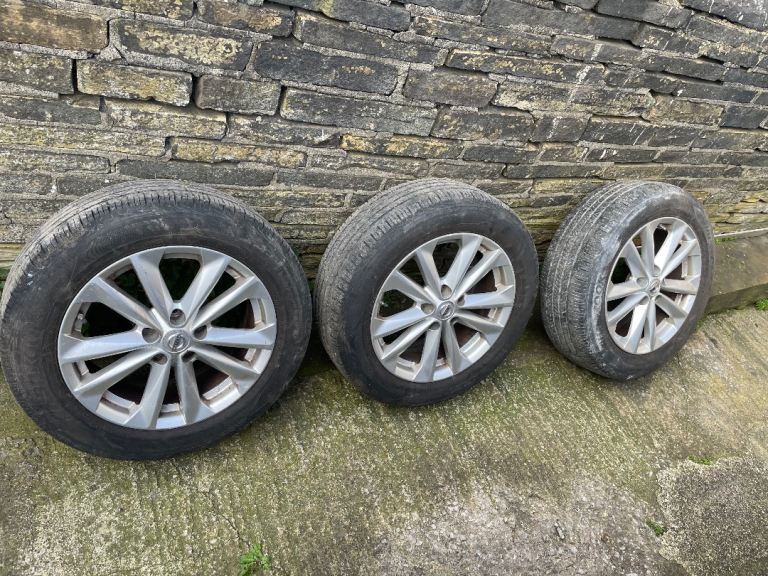 3x Nissan Qashqai alloy wheels with tyres