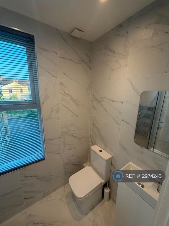 Studio flat in Selwyn Avenue, London, E4 (#2974243)
