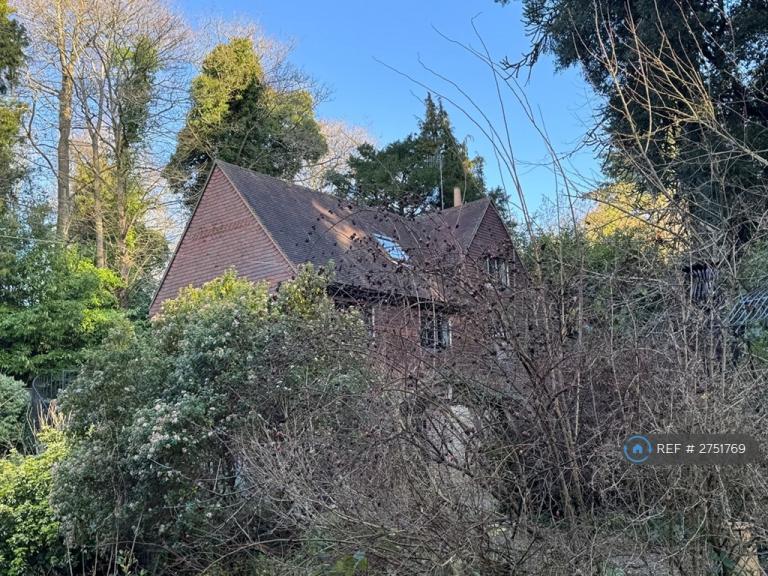 2 bedroom house in Lewes Road, East Grinstead, RH19 (2 bed) (#2751769)