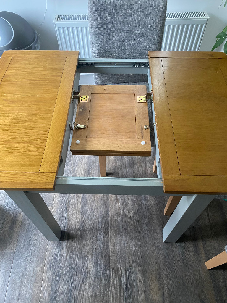 Extendable Dining Table & Chairs 