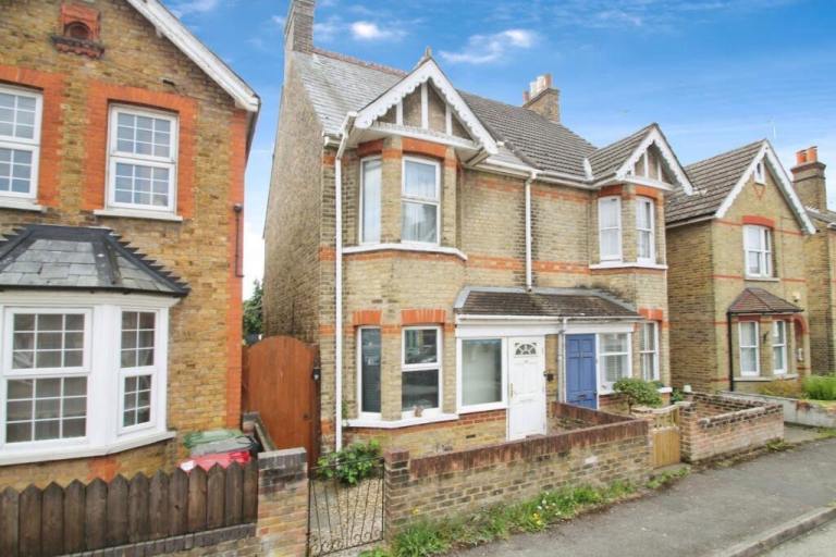 3 bed semi-detached house to rent at Langley,  Slough 