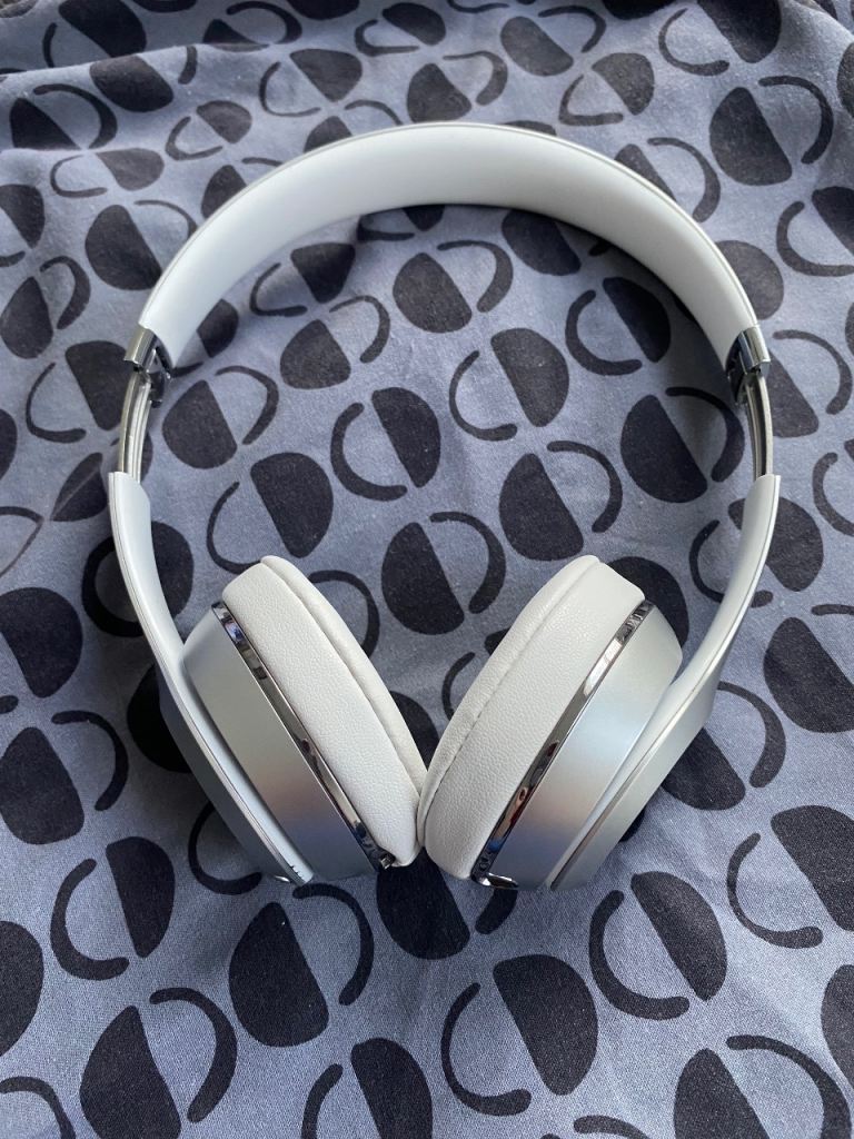 Beats Solo 3 Wireless Headphones – Silver, White, Good Condition