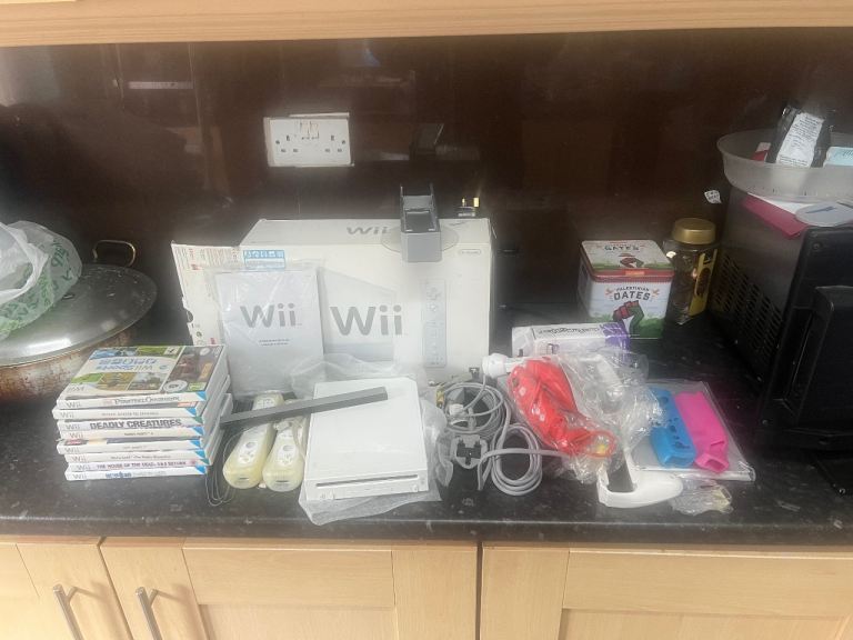 Nintendo Wii Console Bundle with Games and Accessories – Good Condition