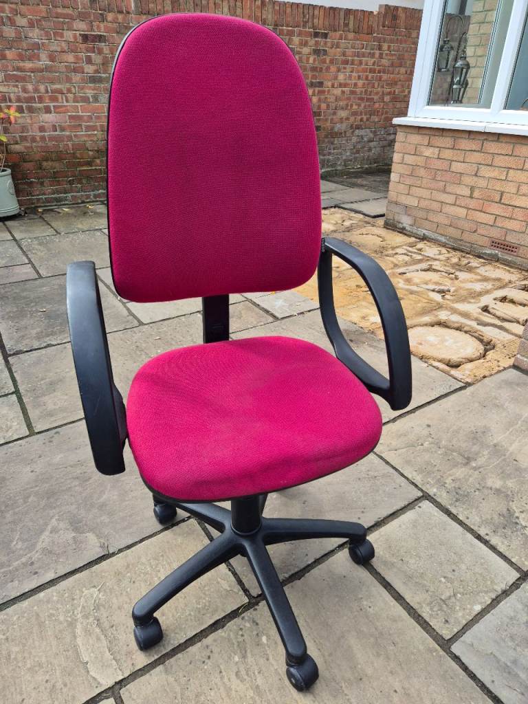 Red Office Chair with Arms – Good Condition