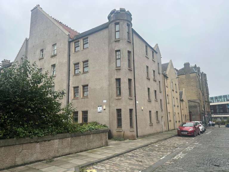 DOUBLE ROOM AVAILABLE in a Two-Bedroom Apartment – The Shore