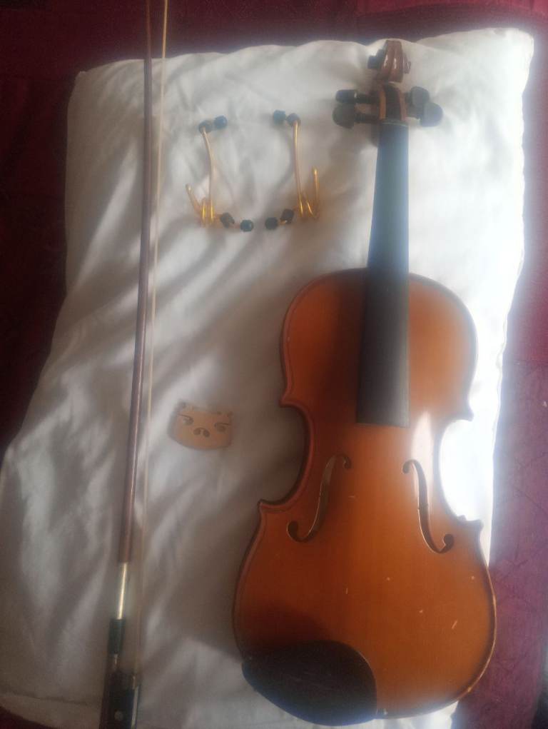Violin with Bow and Chin Rest – Good Condition