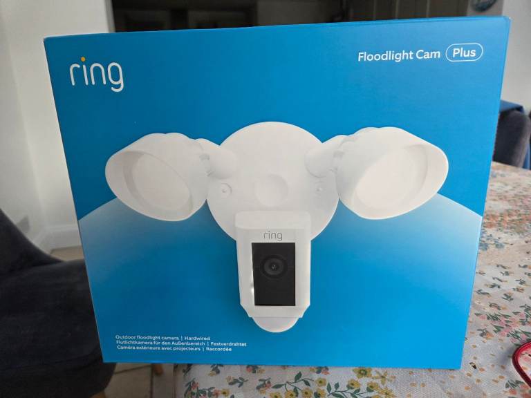 Ring camera with floodlight