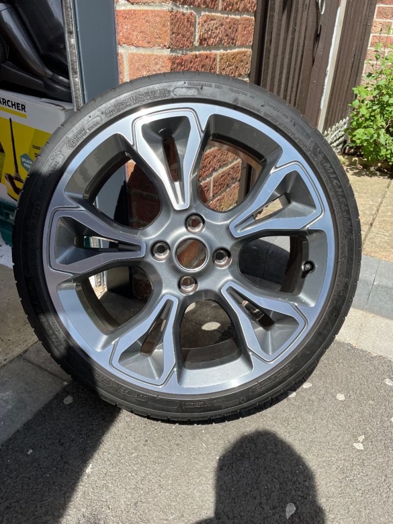 Alloy wheel and tyre