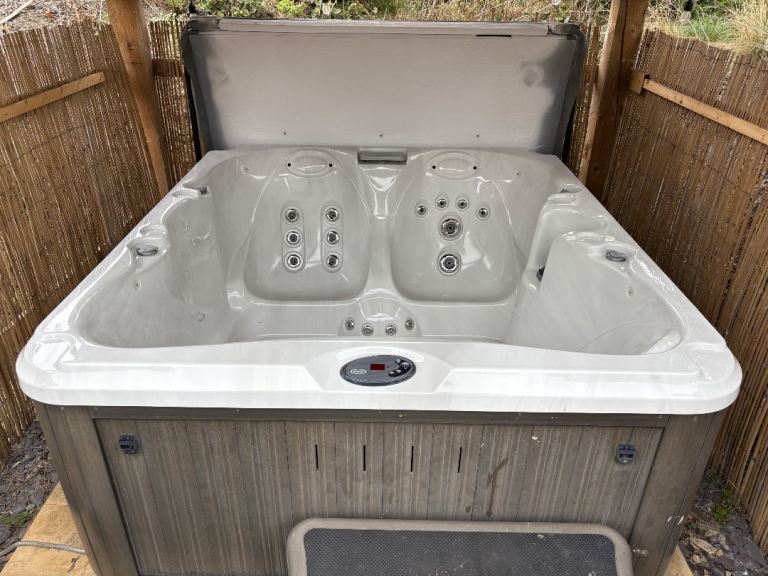 Jacuzzi hot tub 