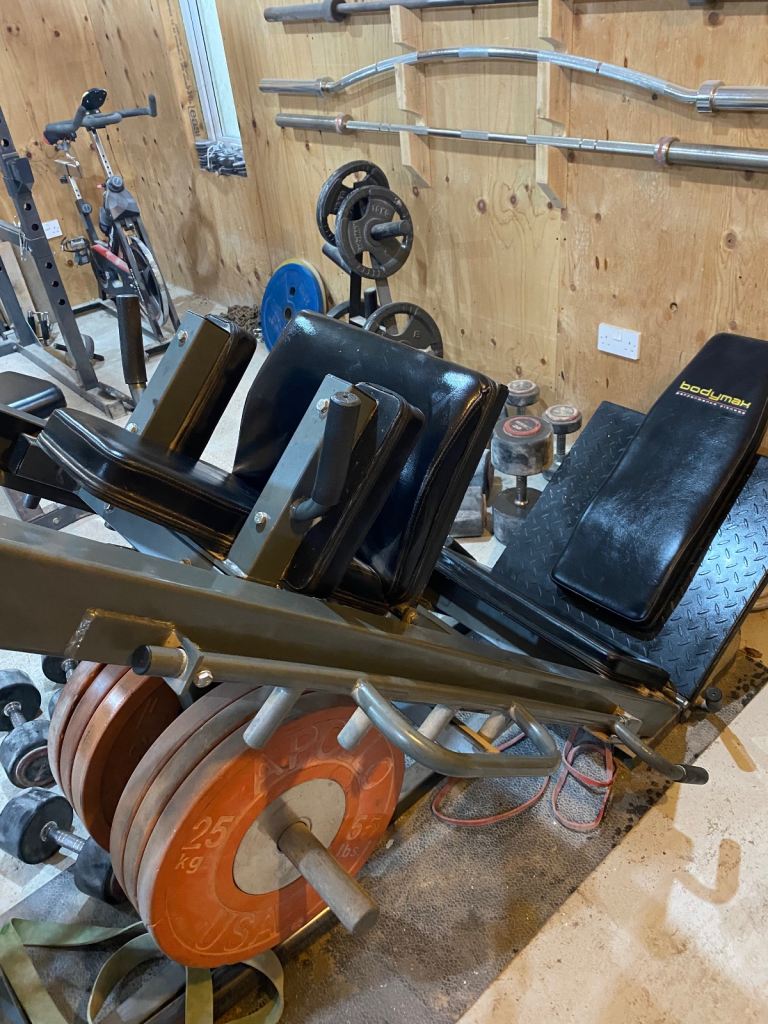 Leg press / hack squat machine 