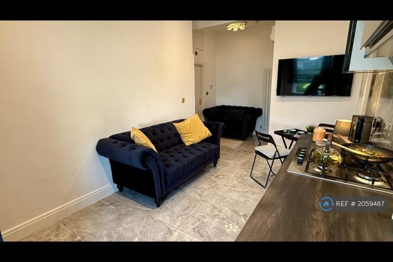1 bedroom flat in West Cromwell Road, London, SW5 (1 bed) (#2059487)