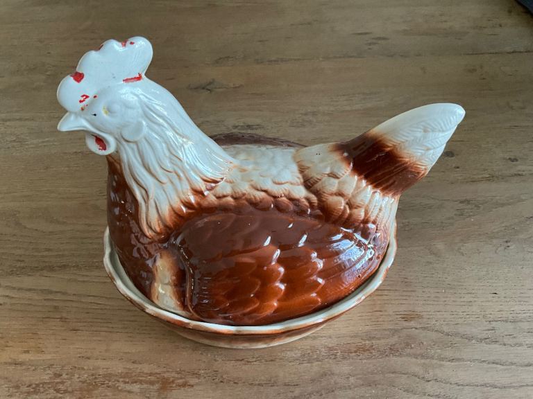 CERAMIC CHICKEN IN PERFECT CONDITION