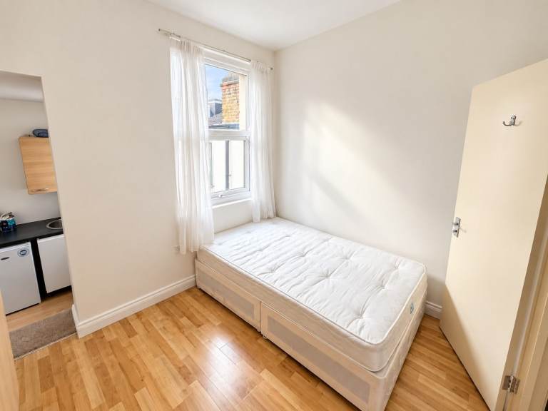 BENEFITS ACCEPTED - Studio Flat Available in Seven Sisters Tottenham Haringey N15