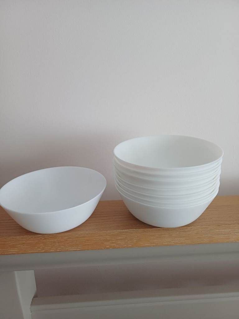 Bargain lot, brand new white porcelain whute, bowls, pasta bowls. Side plates and plates.  32 items