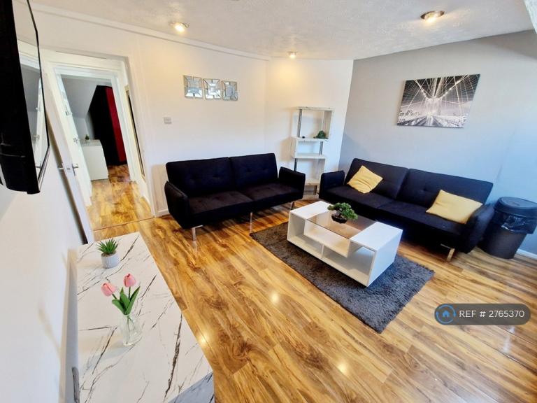 4 bedroom flat in Polygon Road, Manchester, M8 (4 bed) (#2765370)