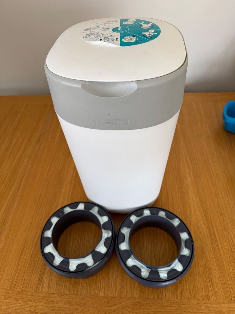 Tommee Tippee Twist and Click Nappy bin with 2 x refills