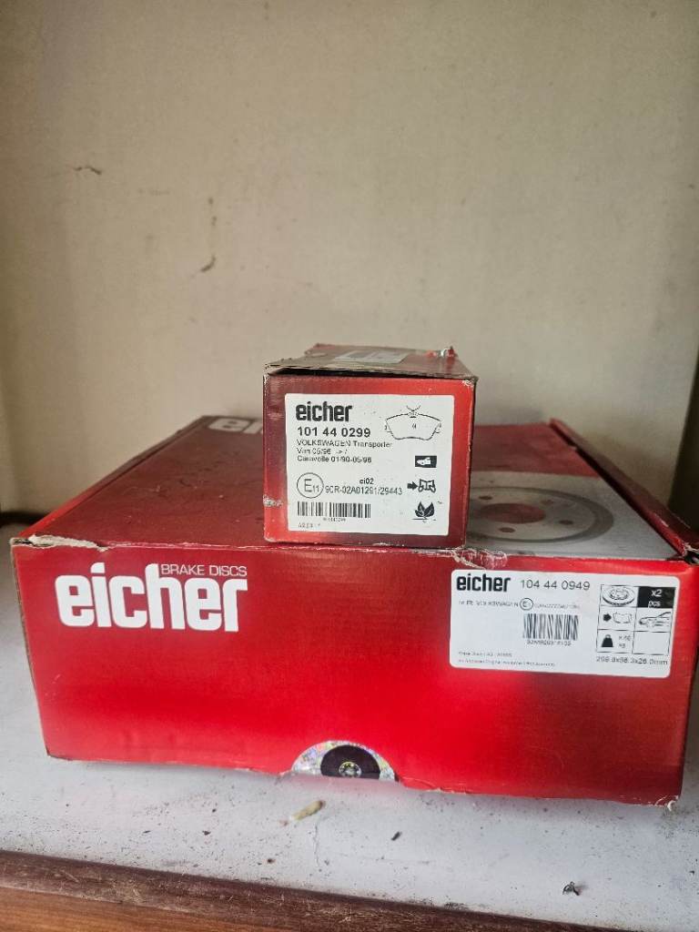 Volkswagen T4 transporter vented front brake discs and pads