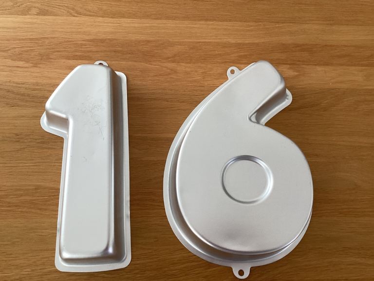 Metal cake tins, number 16
