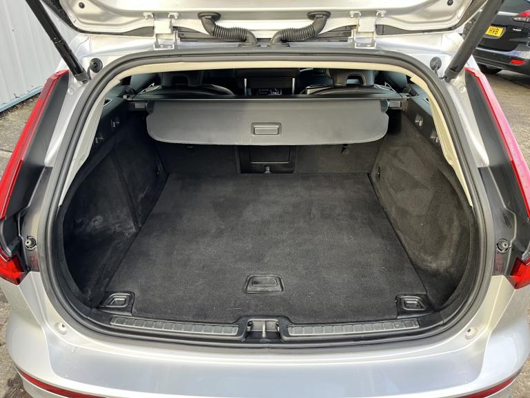 VOLVO V60 2.0 Momentum Plus D3 Silver Manual Diesel 2019