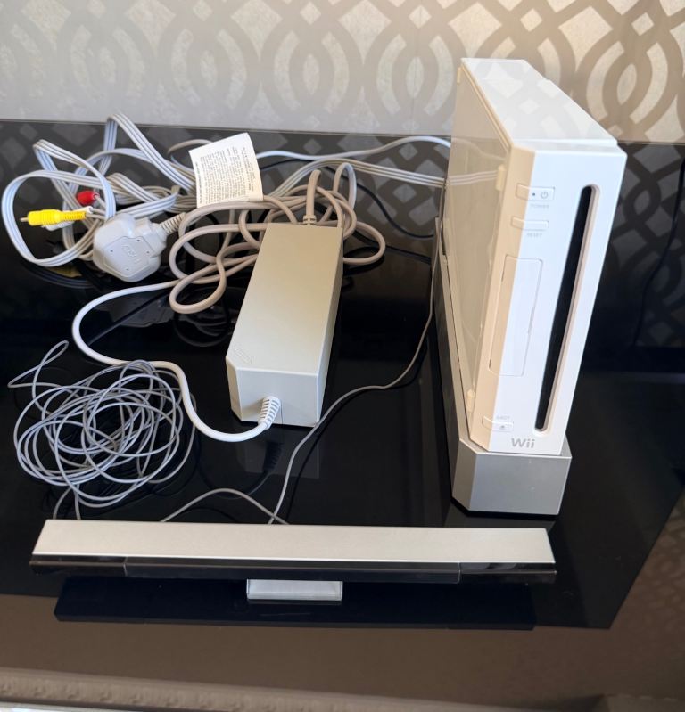 Nintendo Wii Console – White, Good Condition