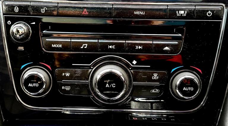 2010 Jaguar XJ 5.0 V8 Premium Luxury Auto Euro 5 4dr (LWB) SALOON Petrol Automatic