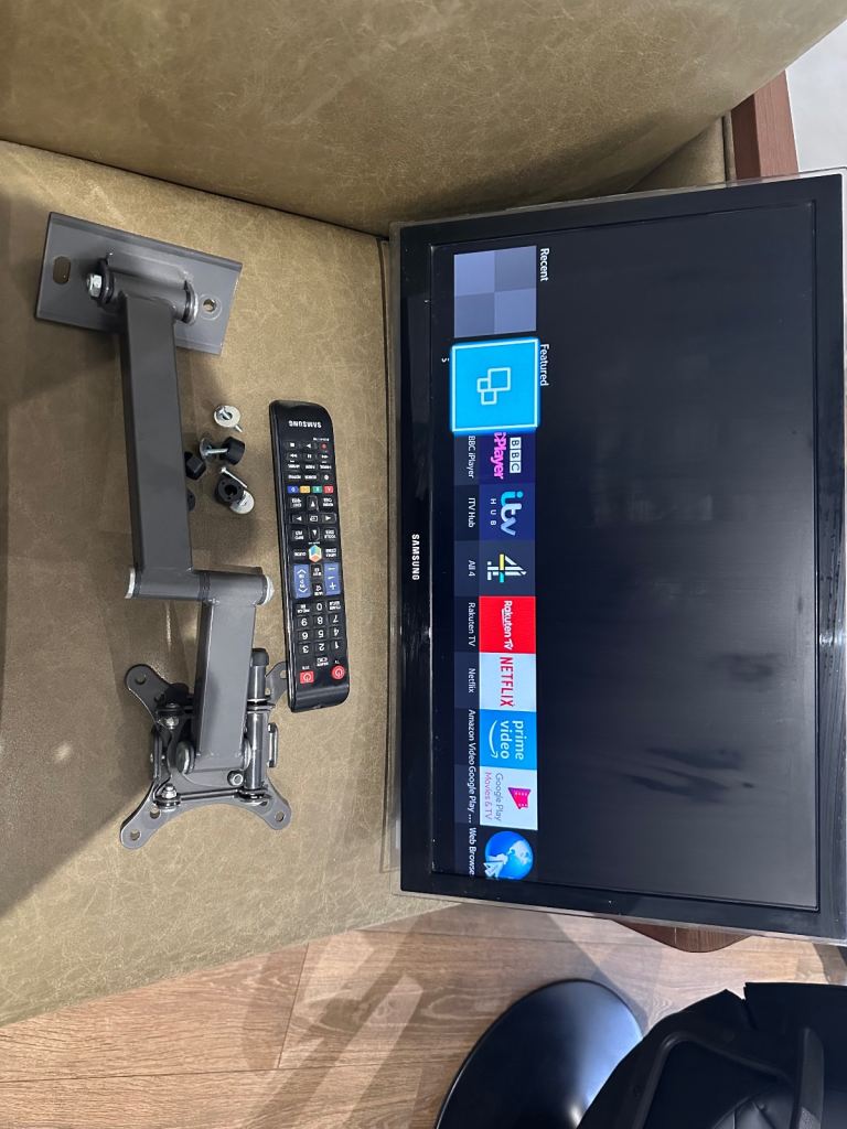 Samsung 22inch Smart TV With Wall Bracket And Remote