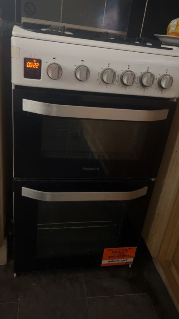 Hotpoint Freestanding Gas Cooker with Double Oven – White, Good Condition