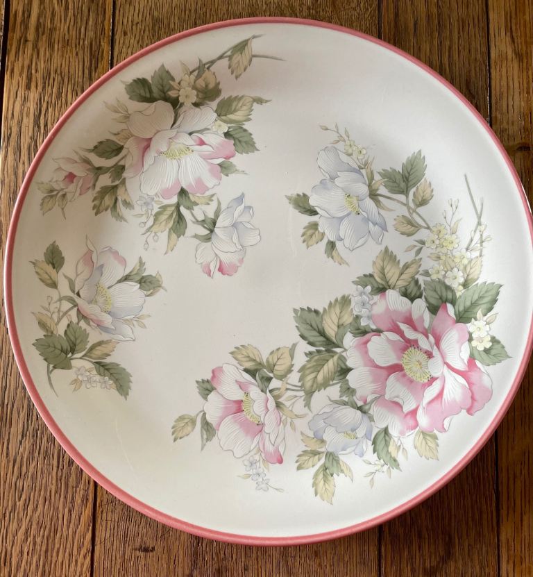 Vintage dinner plates x12, one larger serving plate & 2 large serving bowls - Milliefleurs
