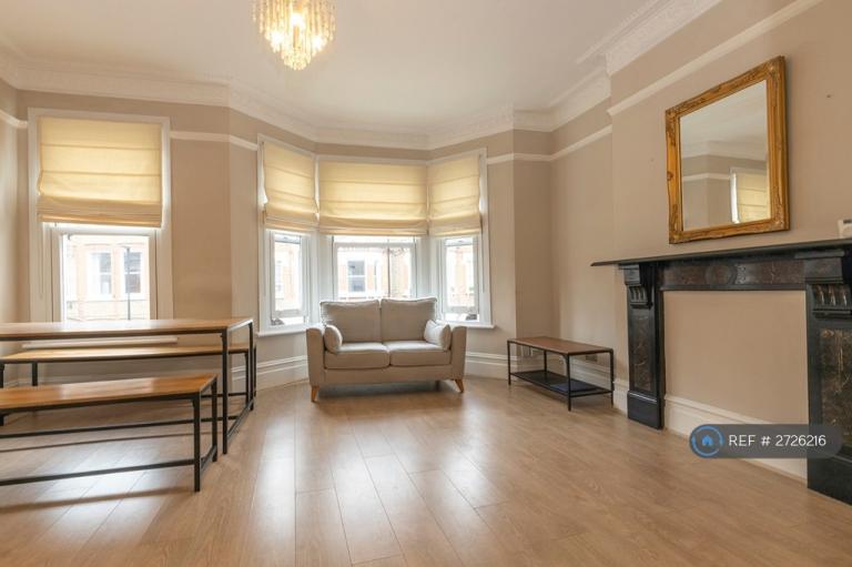 1 bedroom flat in Tremadoc Road, London, SW4 (1 bed) (#2726216)