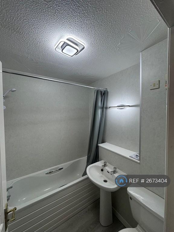 2 bedroom flat in Robertson Street, Greenock, PA16 (2 bed) (#2673404)