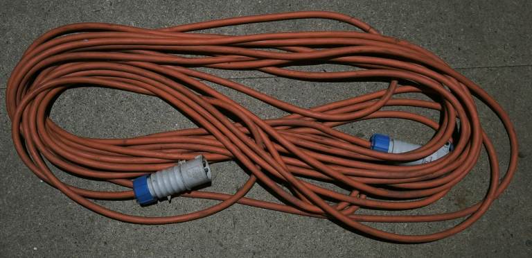 25m electric hook up cable. 