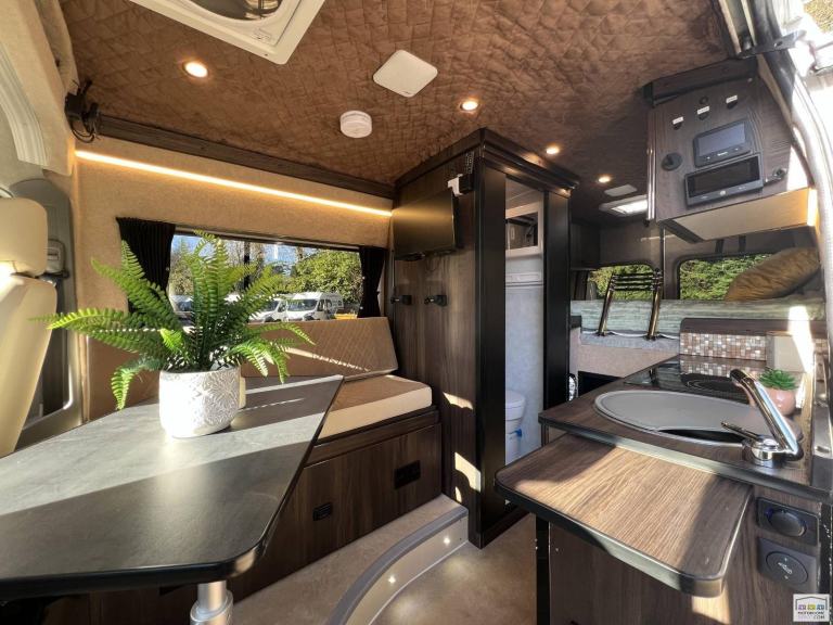 Renault Master LM35 LWB 2 Berth 8kWh EcoFlow Battery WiFi Garage Campervan