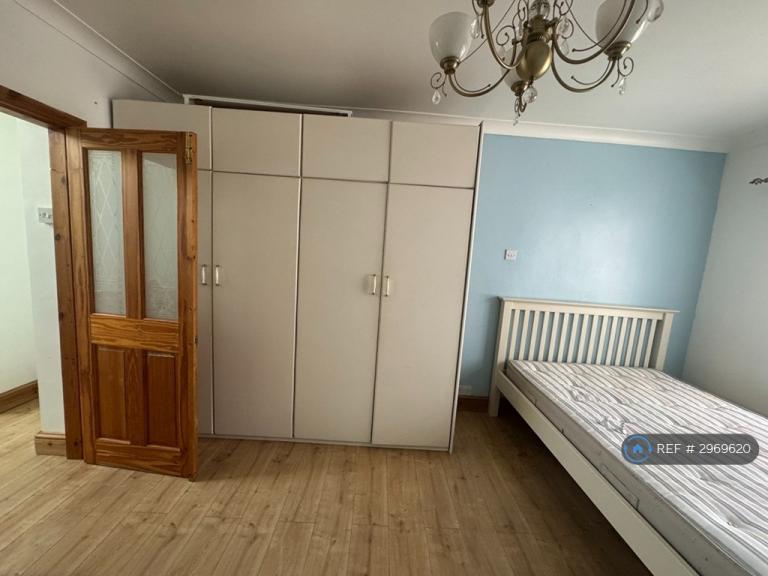 3 bedroom house in Fairlop Gardens, Ilford, IG6 (3 bed) (#2969620)