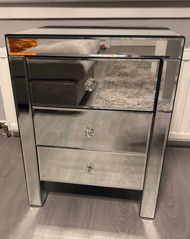 Mirrored drawers (small chip)